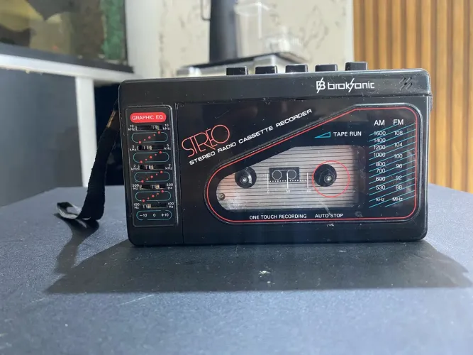 RÁDIO GRAVADOR BROKSONIC VINTAGE ? AM/FM E FITA K7