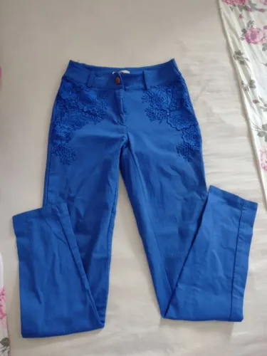 Calça linda perfeita no corpo pouco usado com Lycra.