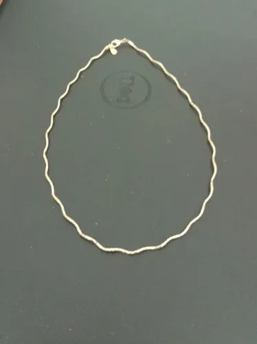 choker dourada ondulada