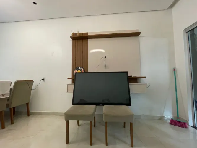 TV 50 polegadas e um painel de parede 