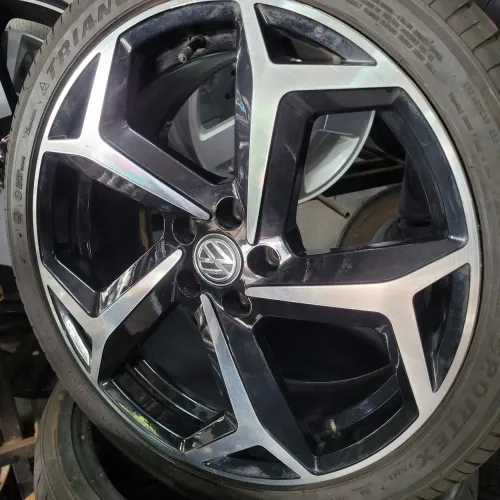 Rodas esportiva Aro 18 com pneus 225/40 18
