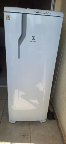 Electrolux, modelo RE31. <br>Capacidade: 240 Litros.