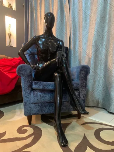 Manequim feminina sentada cor preta