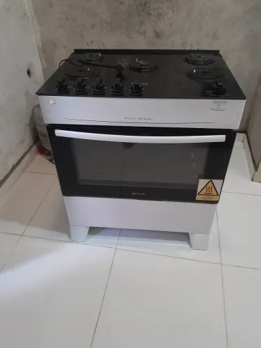 Fogão 5 bocas.