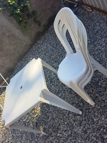 Mesa com 3 cadeiras de plástico branca