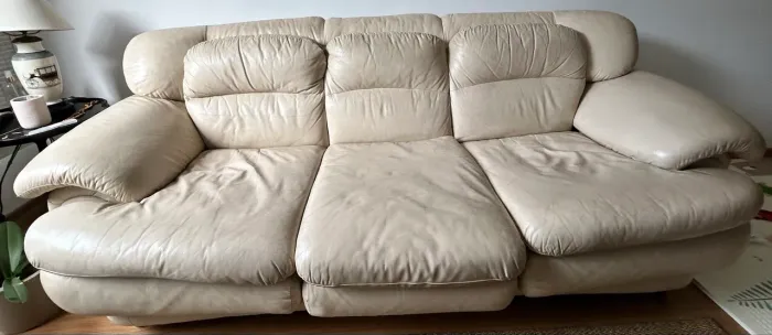 Sofá de couro bege 3 lugares