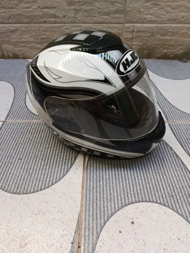 Capacete para vender usado segundo dono serve para andar em motos esportivas em perfeito e