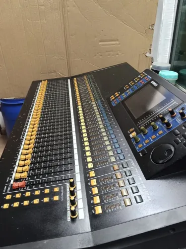 Mesa de som Yamaha LS9 no estado