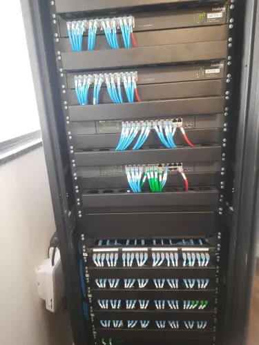 Montagem e organização de Racks (cabeamento estruturado)