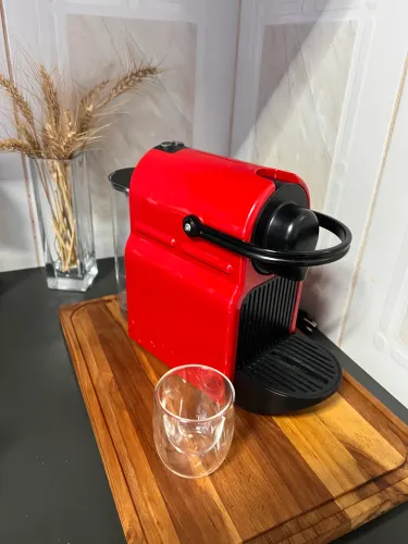 Cafeteira Nespresso Inissia C40 automática ruby red para cápsulas monodose