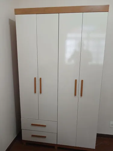 Guarda Roupa Solteiro 4 Portas e 2 Gavetas c/ Pés Canadá Plus, seminovo, metade do preçor