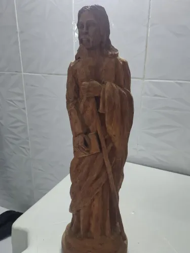 Escultura de jesus Cristo feita em madeira acabamento rustico chama *71