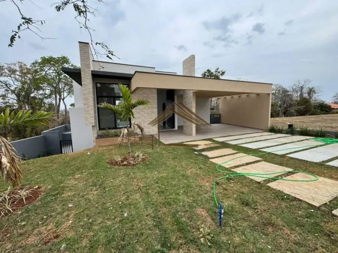 Bela casa nova a venda no Ninho Verde 1, contendo 3 suítes e área gourmet completa