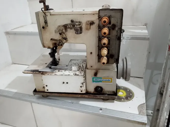 Máquina de costura duas agulhas funcionando perfeitament