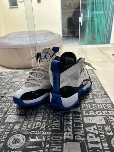 Nike Air Jordan Jumpman Two Trey, destacando-se pela coloração branco, royal e preto.