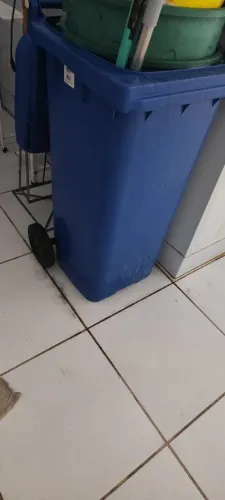 Contêiner com pedal e rodas 120L