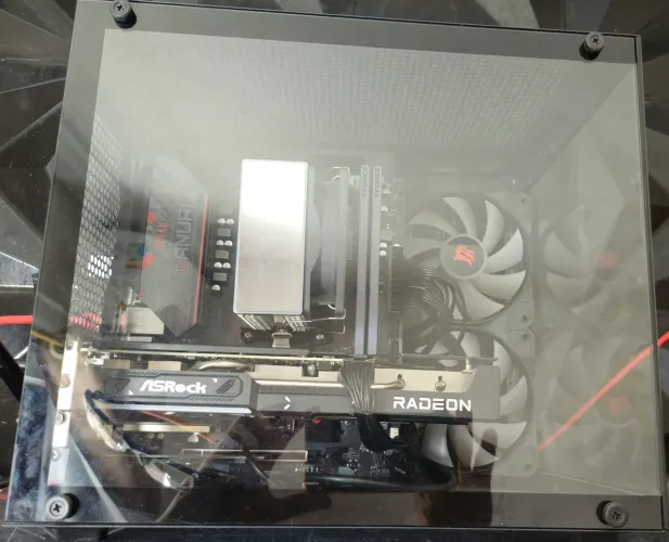 PC GAMER RADEON 9060XT