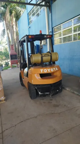 Empilhadeira a combustão 2005 Toyota 8FG