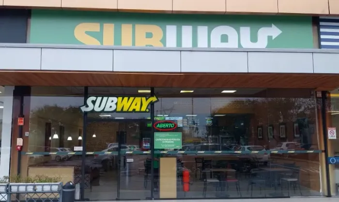 Subway JK contrata atendente