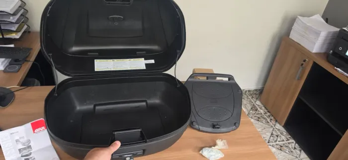 Baú com bagageiro Give completo em excelente estado de conservação