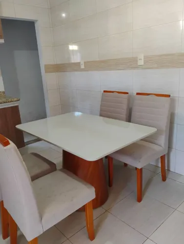 BELÍSSIMA MESA COM TAMPO DE VIDRO E 4 CADEIRAS