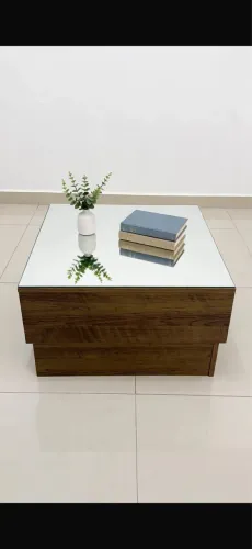 Modelo super elegante com tampo espelhado e acabamento amadeirado