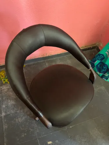 Cadeira de salão e um carrinho auxiliar