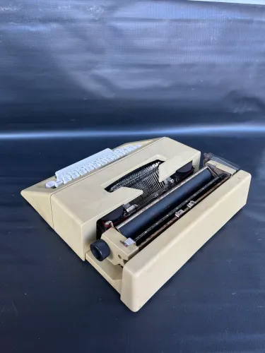 Máquina de Escrever Antiga Olivetti Lettera 25 (Rara)