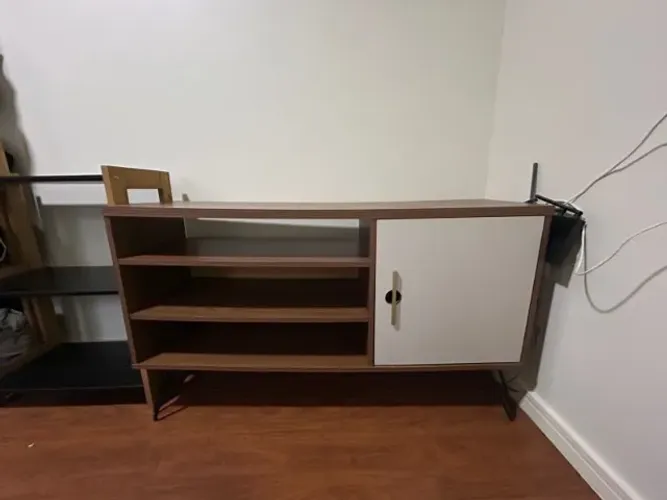 Rack de TV com prateleiras e uma porta - 120cm