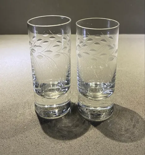 Dois copos de fino cristal francês lapidado a mão em feixe de trigo