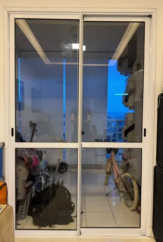 Porta de correr em alumínio e vidro