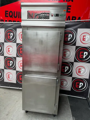 VENDO UM FREEZER VERTICAL 2 PORTAS SEMI NOVO GABINOX