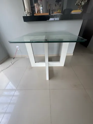 Vendo excelente mesa em tampa de vidro