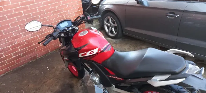 CB250F Twister ano 2020 vermelha linda