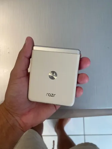 Vendo Motorola RAZR 40 Leia Anúncio