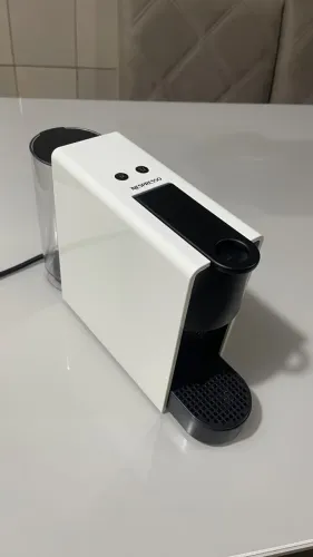 Cafeteira nespresso essenza mini