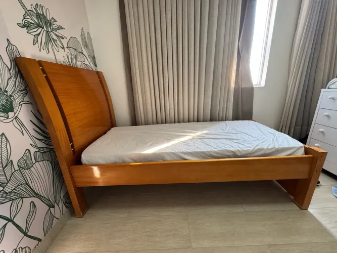 Cama de solteiro de madeira + colchão, pronta para uso.