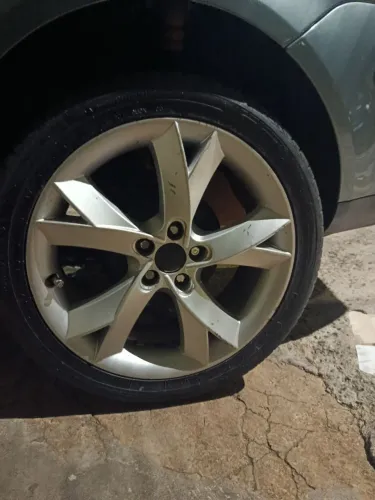 Rodas aro 17 com pneus 205 45 17 mais de 70% de borracha.