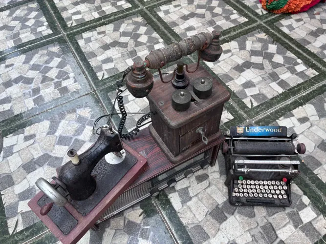 Lote de Antiguidades - Telefone Antigo, Máquina Underwood, Rádio e Máquina de Costura