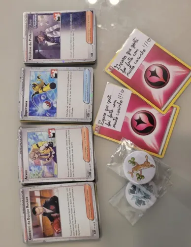 Kit treinador Pokémon com 25 cartas originais com foil, reverse foil e brinde surpresa.