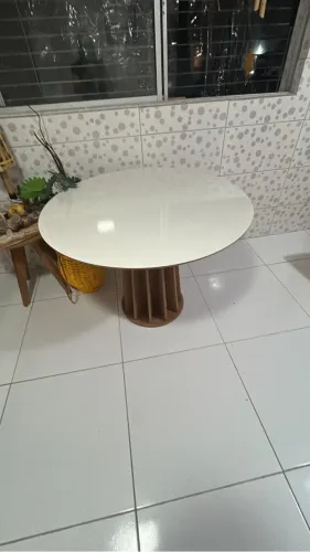 Mesa com tampo de vidro