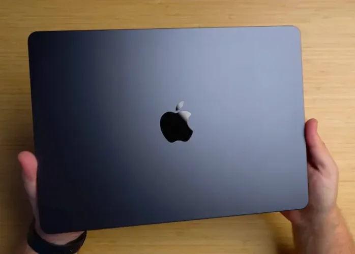 Apple Macbook Air (2022)