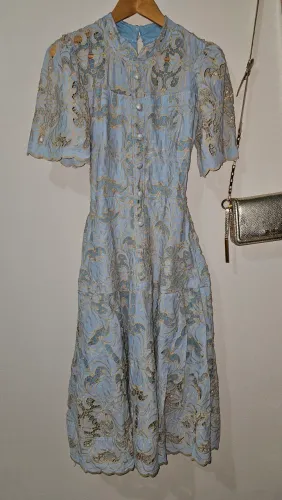 Vestido em rechelieu azul com bordado bege/dourado todo forrado