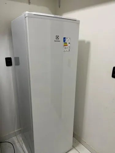 Freezer vertical Electrolux 234l inverter