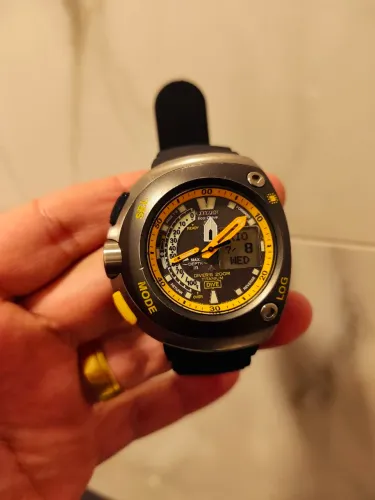 Citizen meia lua amarelo