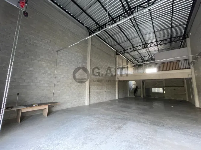 Galpão para locação em Sorocaba-SP: 1 sala, 3 banheiros, 4 vagas de garagem e 344,00 m² no