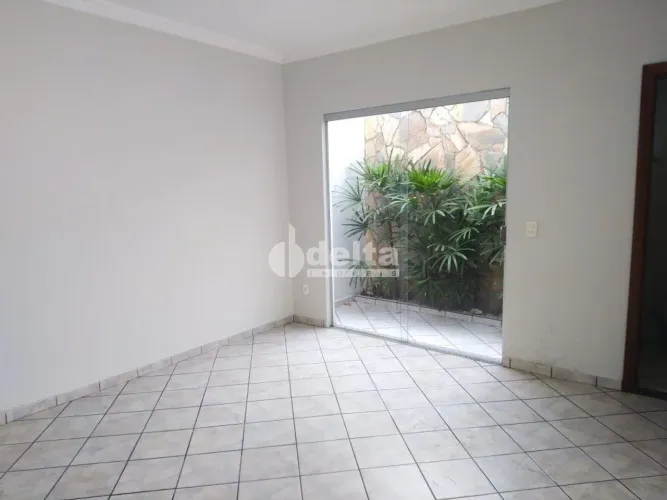 Casa com 3 quartos sendo 1 suíte disponível para locação no bairro Santa Mônica em Uberlân