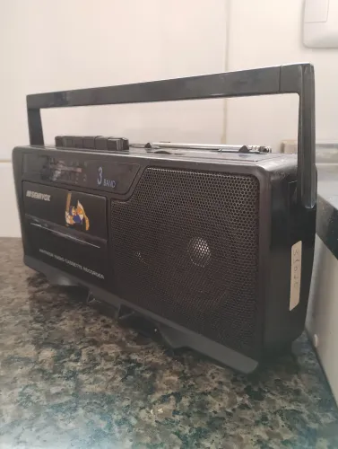 Rádio gravador a pilhas e a energia .