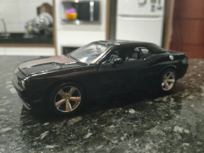 Miniatura Dodge Challenger SRT8 - Maisto - 1:24