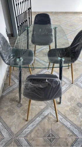 Mesa de vidro com quatro cadeiras 